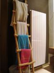 atypický dřevěný žebřík-sušák na ručníky